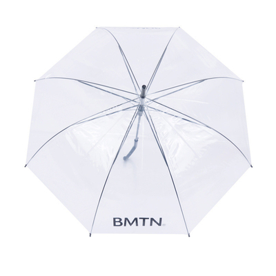 Um guarda-chuva de PVC transparente de cor reta com três dobras para todos em uma função