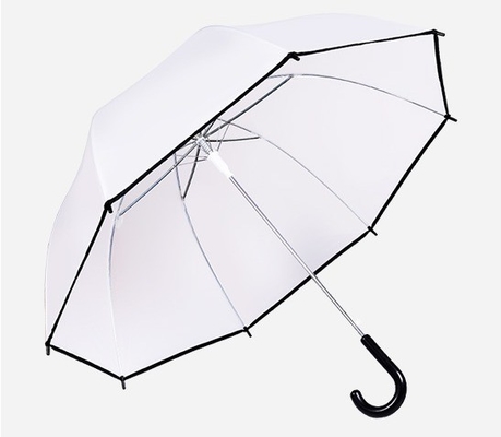 Um guarda-chuva transparente para chuva de plástico transparente