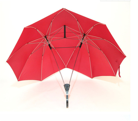 Um guarda-chuva de publicidade para casal de gémeos Tandem