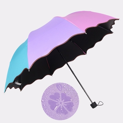 Um guarda-chuva dobrável com flores, efeito de flor, eixo de metal, magia, mudança de cores, tudo em um.