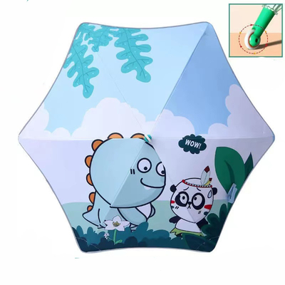 Um guarda-chuva infantil de desenhos animados com alça longa e patinação automática