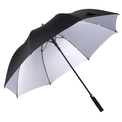 Um guarda-chuva de golfe leve e portátil com costelas de fibra de vidro