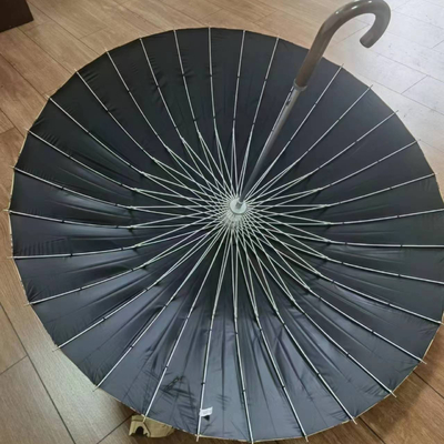 Um guarda-chuva à prova de vento com impressões personalizadas de logotipo e tecido de nylon de 100 T