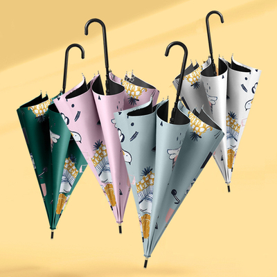 Um guarda-chuva personalizado e reto com um cabo personalizado para um visual personalizado e elegante
