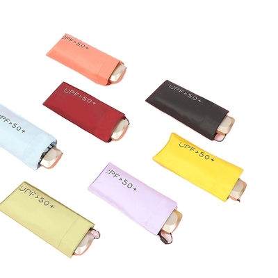 Um guarda-chuva de bolso de punho de plástico para design leve e conveniente