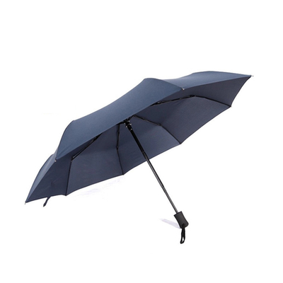 Um guarda-chuva de viagem de 95cm de diâmetro aberto com design compacto e logotipo personalizado