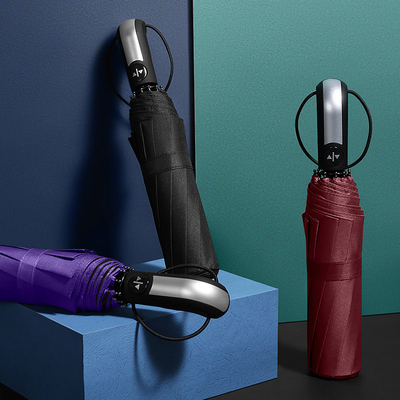 Um guarda-chuva dobrável totalmente automático X306 com design minimalista