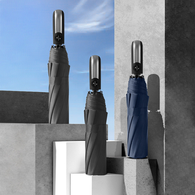 Um guarda-chuva dobrável totalmente automático X306 com design minimalista