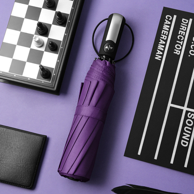 Um guarda-chuva dobrável totalmente automático X306 com design minimalista
