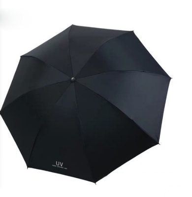 Publicidade Um guarda-chuva de vinil transparente com design minimalista e controle manual