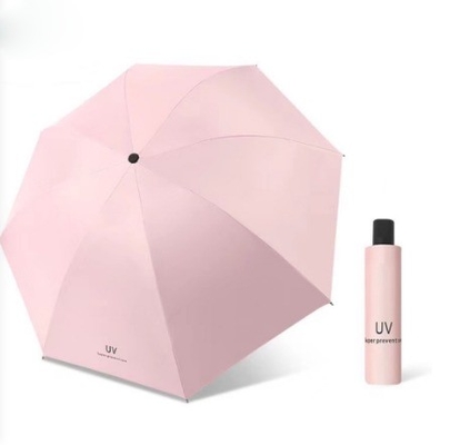 Publicidade Um guarda-chuva de vinil transparente com design minimalista e controle manual