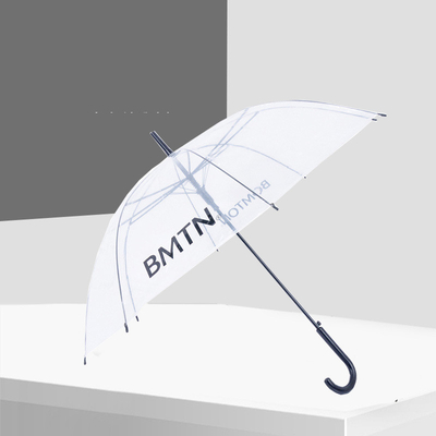 Um guarda-chuva de PVC transparente de cor reta com três dobras para todos em uma função