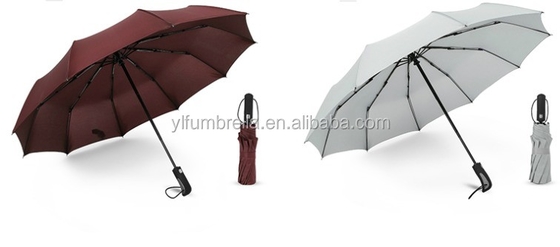 Um guarda-chuva de aço preto 10K 190T Pongee Adultos Automático 3 Dobras com impressões de logotipo