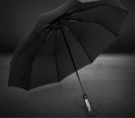 Um guarda-chuva automaticamente dobrável de 23 polegadas com eixo de aço