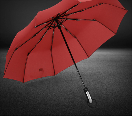 Um guarda-chuva automaticamente dobrável de 23 polegadas com eixo de aço