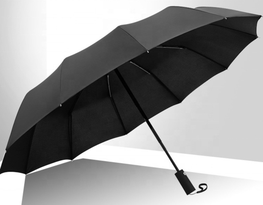 Um guarda-chuva RPET dobrável de 12K de 23 polegadas personalizado com impressão de logotipo e design personalizado
