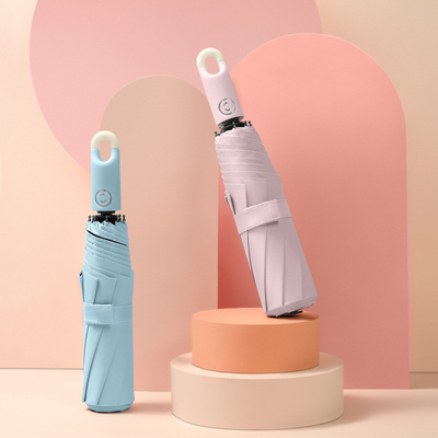Full Auto Open Um guarda-chuva de três dobras com impressões personalizadas de logotipo e alça de cabeça de bloqueio