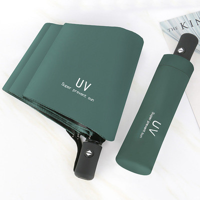As costelas de aço são personalizadas. Um guarda-chuva dobrável personalizado com logotipo impresso.
