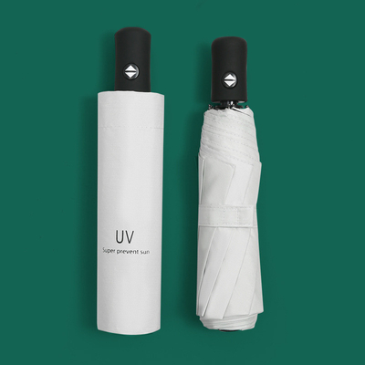 As costelas de aço são personalizadas. Um guarda-chuva dobrável personalizado com logotipo impresso.