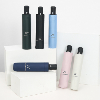 As costelas de aço são personalizadas. Um guarda-chuva dobrável personalizado com logotipo impresso.