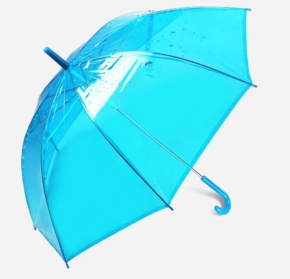 Um guarda-chuva transparente para chuva de plástico transparente