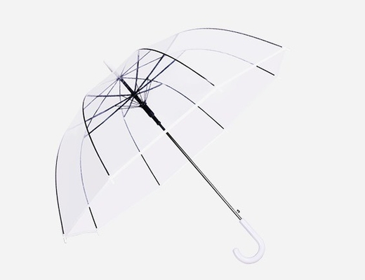 Um guarda-chuva transparente para chuva de plástico transparente