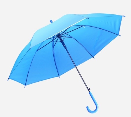 Um guarda-chuva transparente para chuva de plástico transparente