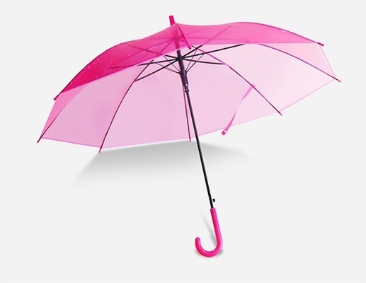 Um guarda-chuva transparente para chuva de plástico transparente