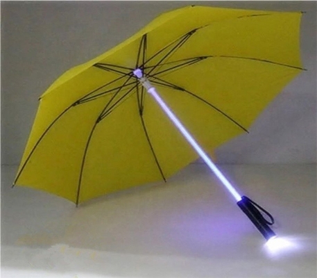 Um guarda-chuva de 23 polegadas 8K LED Light Up com 105cm de diâmetro aberto e tecido Pongee de secagem rápida