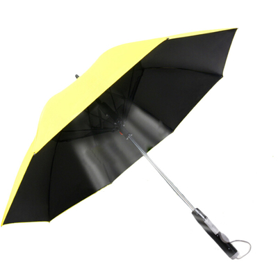 Um guarda-chuva de ventilador de arrefecimento à prova de vento personalizado com névoa de spray de água e impressão de logotipo