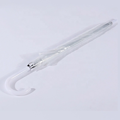 Um guarda-chuva à prova de vento, à prova d'água, auto-aberto, transparente, de bolhas, com estilo e costelas bonitas.