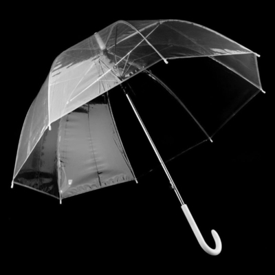 Um guarda-chuva à prova de vento, à prova d'água, auto-aberto, transparente, de bolhas, com estilo e costelas bonitas.