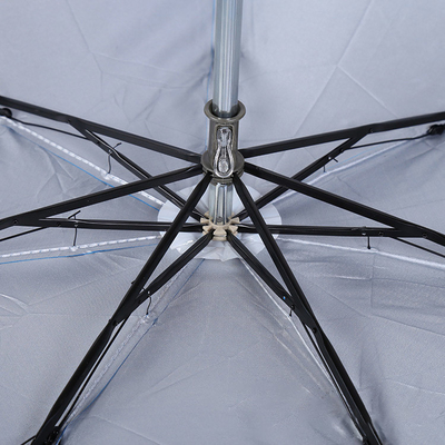 Um guarda-chuva de plástico de 23 polegadas com 7 costelas com logotipo e proteção UV.