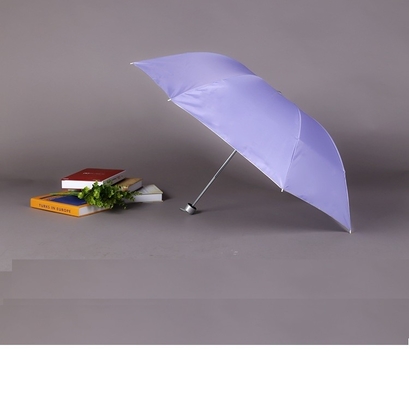 Um guarda-chuva de plástico de 23 polegadas com 7 costelas com logotipo e proteção UV.