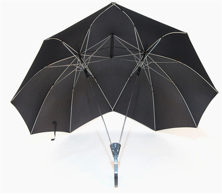 Um guarda-chuva de publicidade para casal de gémeos Tandem