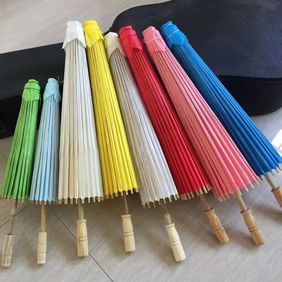 Requisitos feitos à mão Um guarda-chuva de papel japonês branco com desenhos personalizados Impressão de logotipo