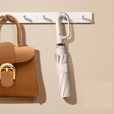 Um guarda-chuva triplo com dobragem automática e impressão de logotipo personalizado no painel Pongee