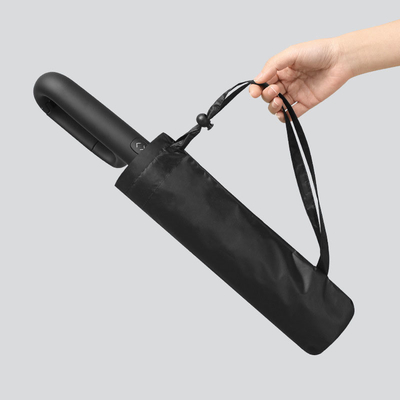 Um guarda-chuva triplo com dobragem automática e impressão de logotipo personalizado no painel Pongee