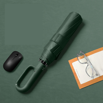 Um guarda-chuva triplo com dobragem automática e impressão de logotipo personalizado no painel Pongee
