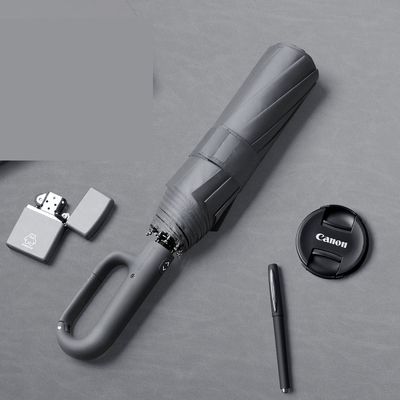Um guarda-chuva triplo com dobragem automática e impressão de logotipo personalizado no painel Pongee