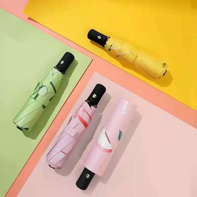 Um guarda-chuva colorido de verão com impressão de padrões de frutas e proteção UV