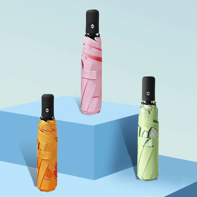 Um guarda-chuva colorido de verão com impressão de padrões de frutas e proteção UV