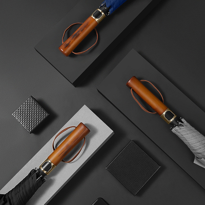 190T Pongee Long Handle 3 Fold Wood Handle Um guarda-chuva de negócios masculino de tamanho mais resistente ao vento para golfe Um guarda-chuva de presente personalizado