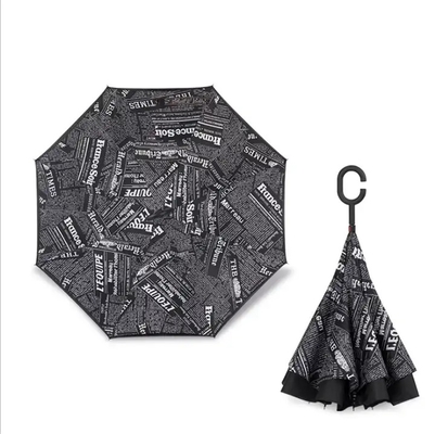 Um guarda-chuva invertido e à prova de vento com um punho C