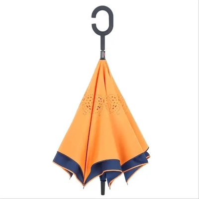 Um guarda-chuva invertido e à prova de vento com um punho C