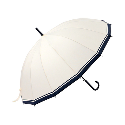 Um guarda-chuva de golfe de 16k estilo japonês e coreano em preto e branco para design minimalista