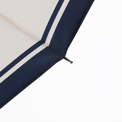 Um guarda-chuva de golfe de 16k estilo japonês e coreano em preto e branco para design minimalista