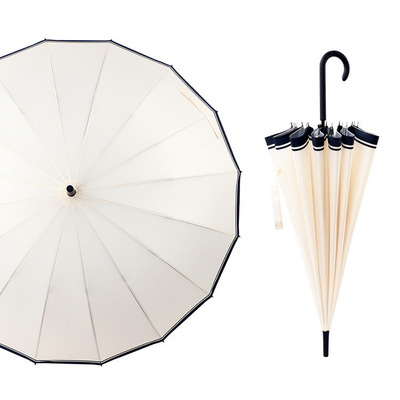 Um guarda-chuva de golfe de 16k estilo japonês e coreano em preto e branco para design minimalista