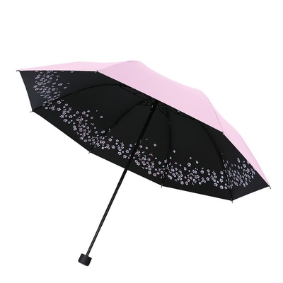 Um guarda-chuva de plástico com padrão de três dobras de controlo manual