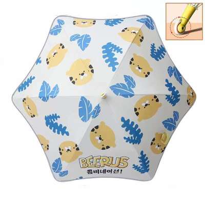 Um guarda-chuva infantil de desenhos animados com alça longa e patinação automática